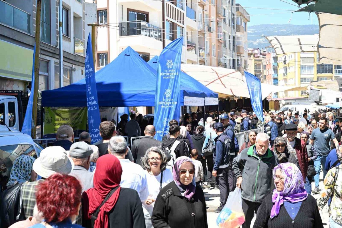 Aydın Büyükşehir Belediyesi Söke’de binlerce fideyi vatandaşlarla buluşturdu.