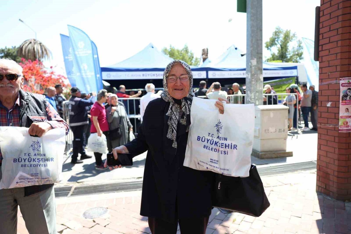 Aydın Büyükşehir Belediyesi binlerce fideyi Nazilli’de vatandaşlara dağıttı.