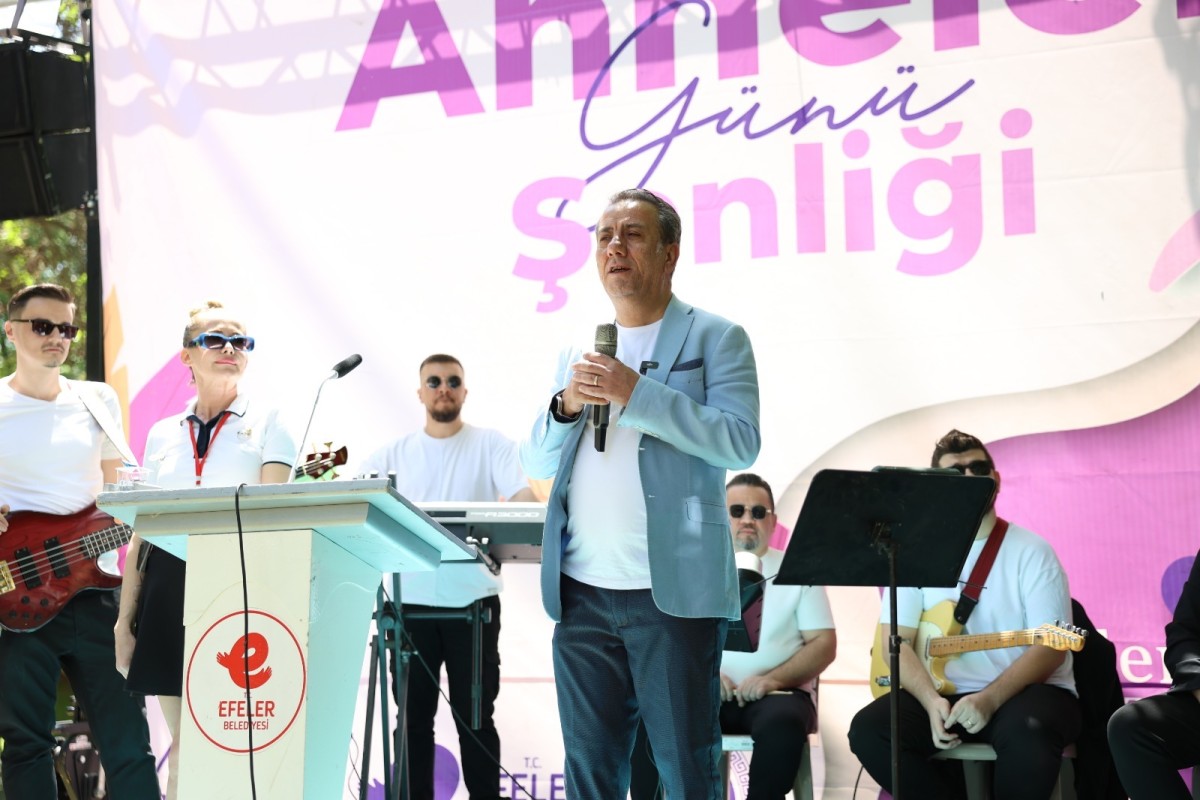 EFELER’DE ANNELER GÜNÜ COŞKUSU: BAŞKAN ANIL YETİŞKİN VATANDAŞLARLA KUCAKLAŞTI
