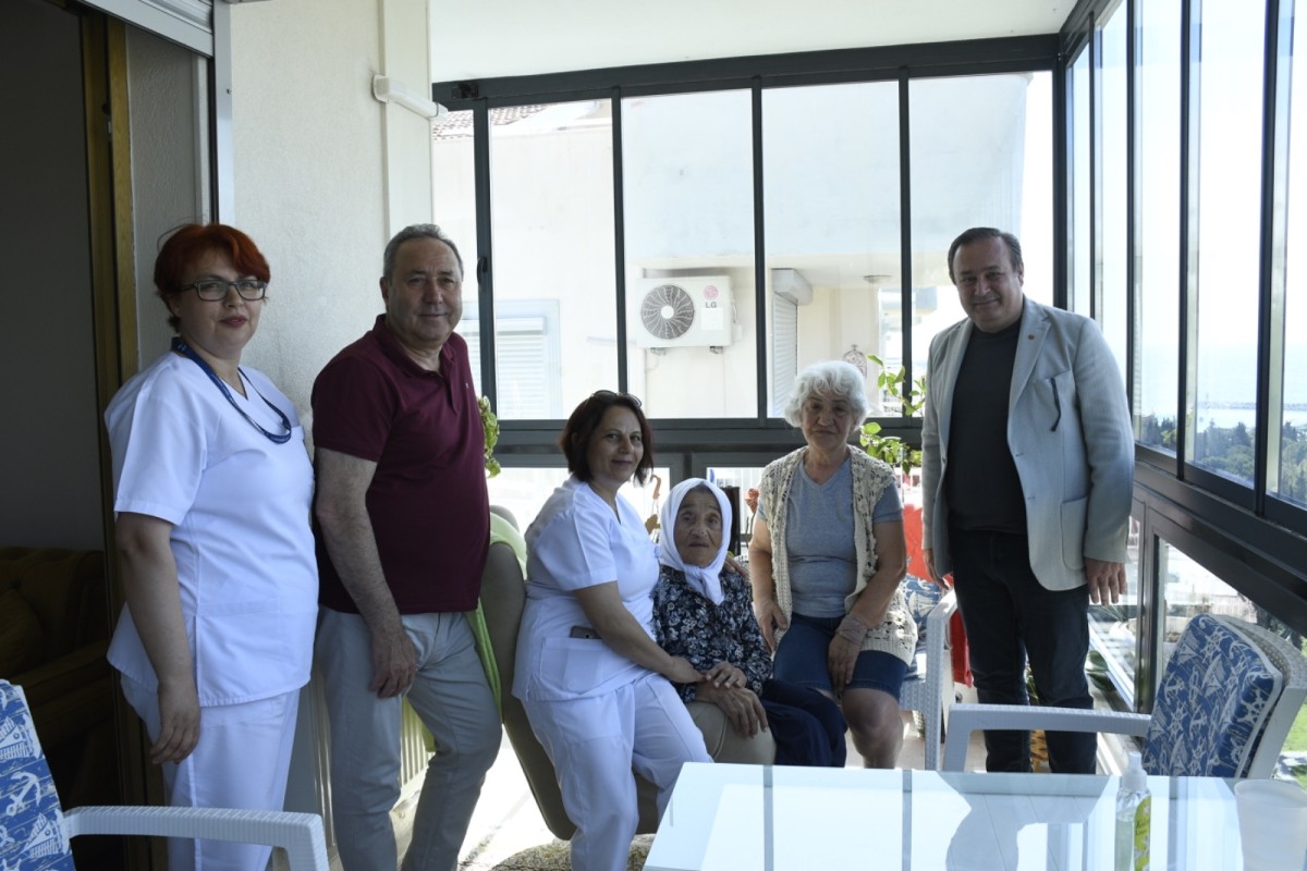 KUŞADASI BELEDİYESİ’NDEN ASIRLIK ÇINARA ANNELER GÜNÜ SÜRPRİZİ