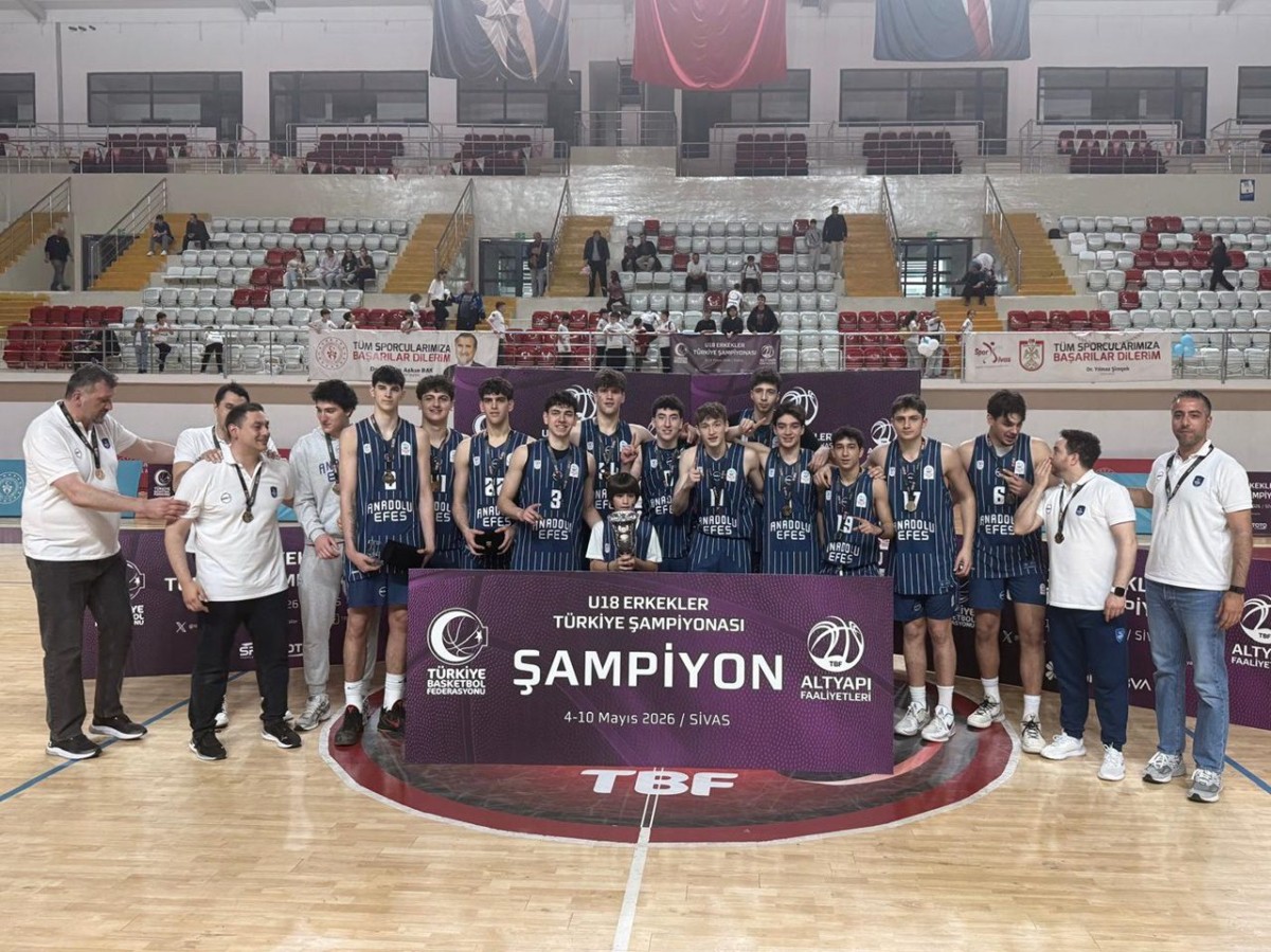 Anadolu Efes Zorlanmadan Şampiyon (U18)