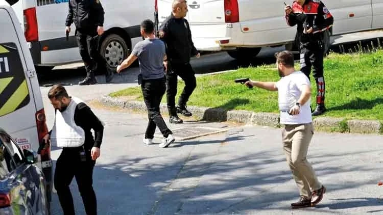 4 SİLAH VE 8 ŞARJÖR KULLANDI. KATLİAMI BÖYLE ÖNLEDİ