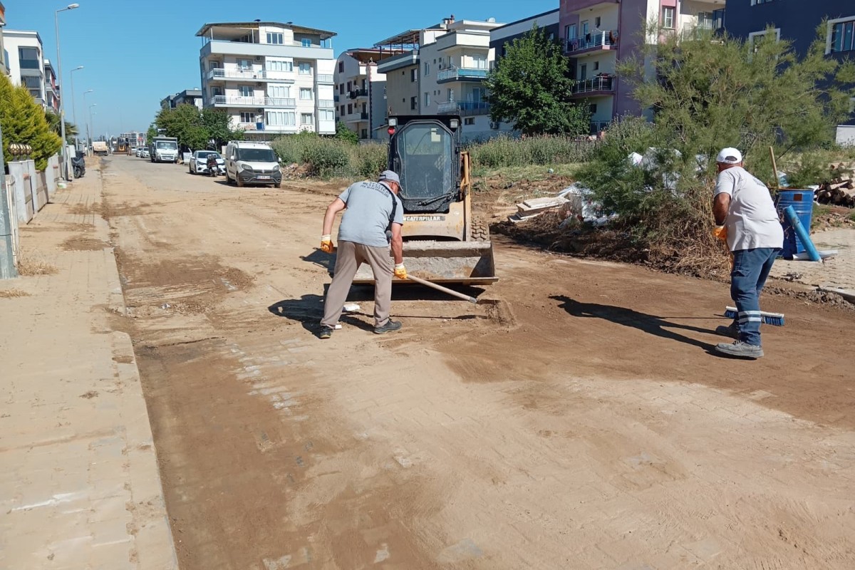EFELER BELEDİYESİ’NDEN ANINDA MÜDAHALE: ÇAMUR DERYASINA DÖNEN SOKAK HIZLA TEMİZLENDİ
