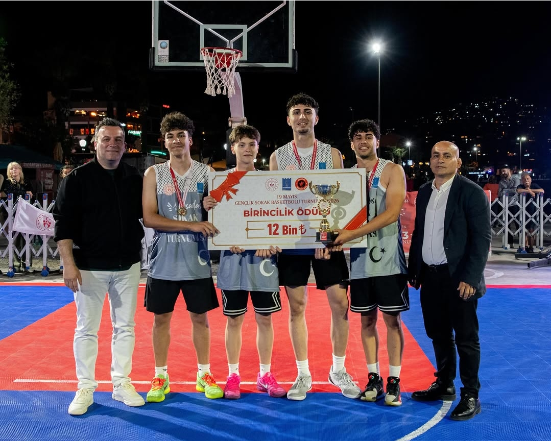 Kuşadası’nda Basketbol Şöleni: Efe İbrikoğlu Anısına Düzenlenen 3x3 Turnuva Gençlik Bayramı Coşkusuyla Taçlandı
