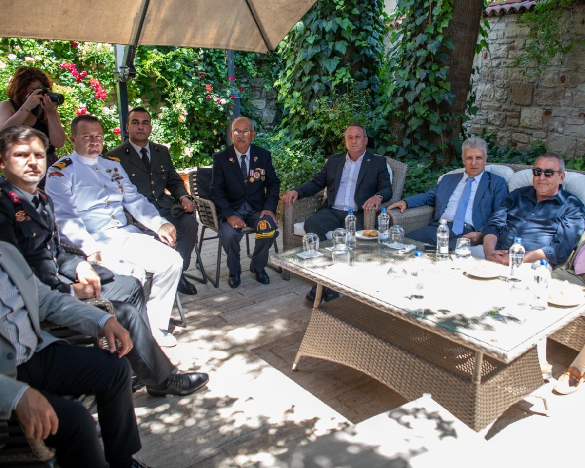 KUŞADASI'NDA İLÇE PROTOKOLÜ VATANDAŞLARLA BAYRAMLAŞTI 