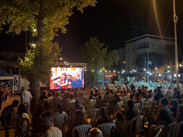 YAZ AKŞAMLARINA SİNEMA KEYFİ: ÇERÇİOĞLU VE EROL VATANDAŞLARI AÇIK HAVA SİNEMASINDA BULUŞTURDU