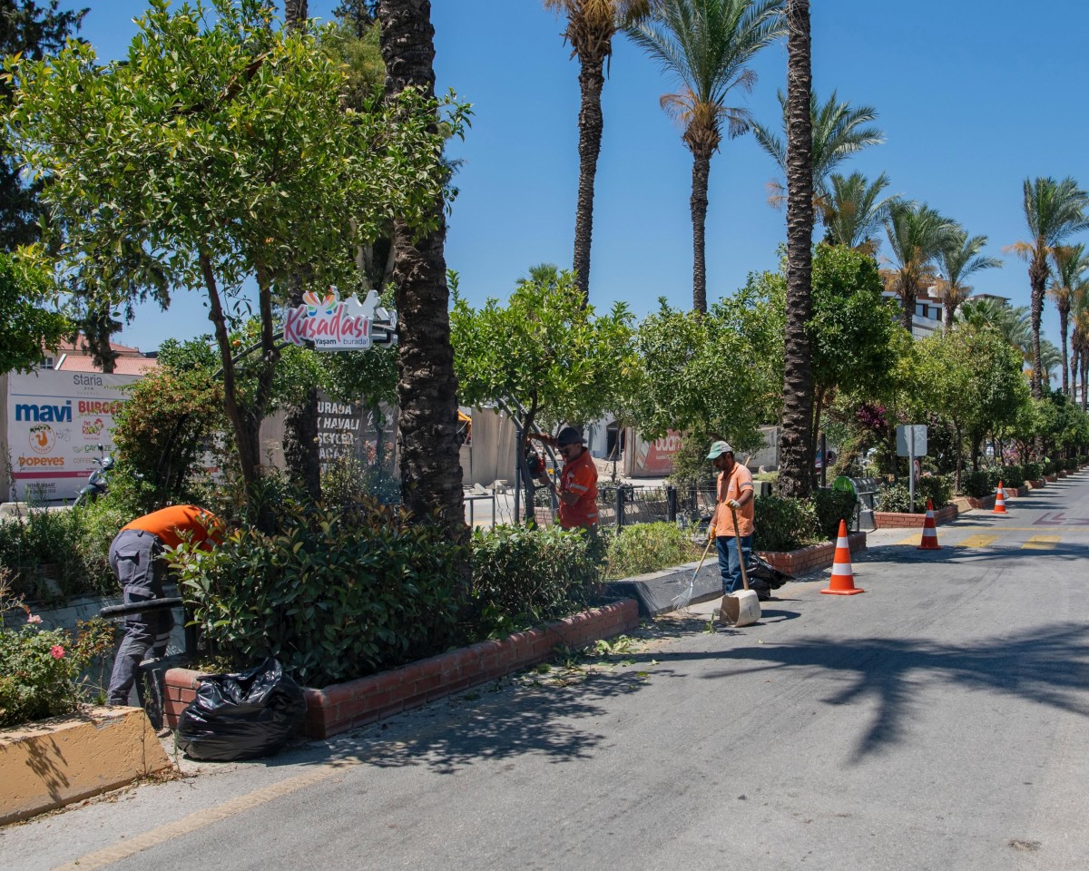 Kuşadası Belediyesi'nden Kent Genelinde Yabani Ot Temizliği Mesaisi