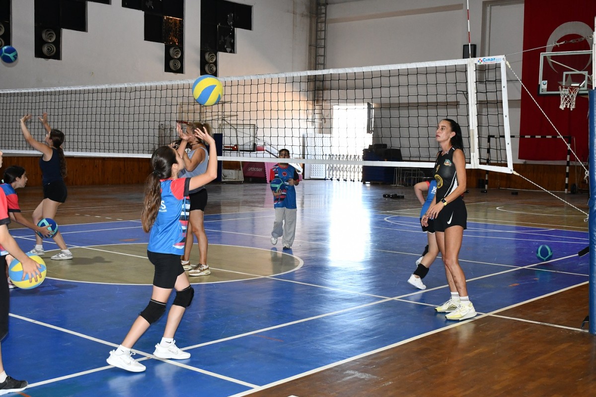 KUŞADASI’NDA MİNİKLER İÇİN YAZ DEMEK, SPOR DEMEK