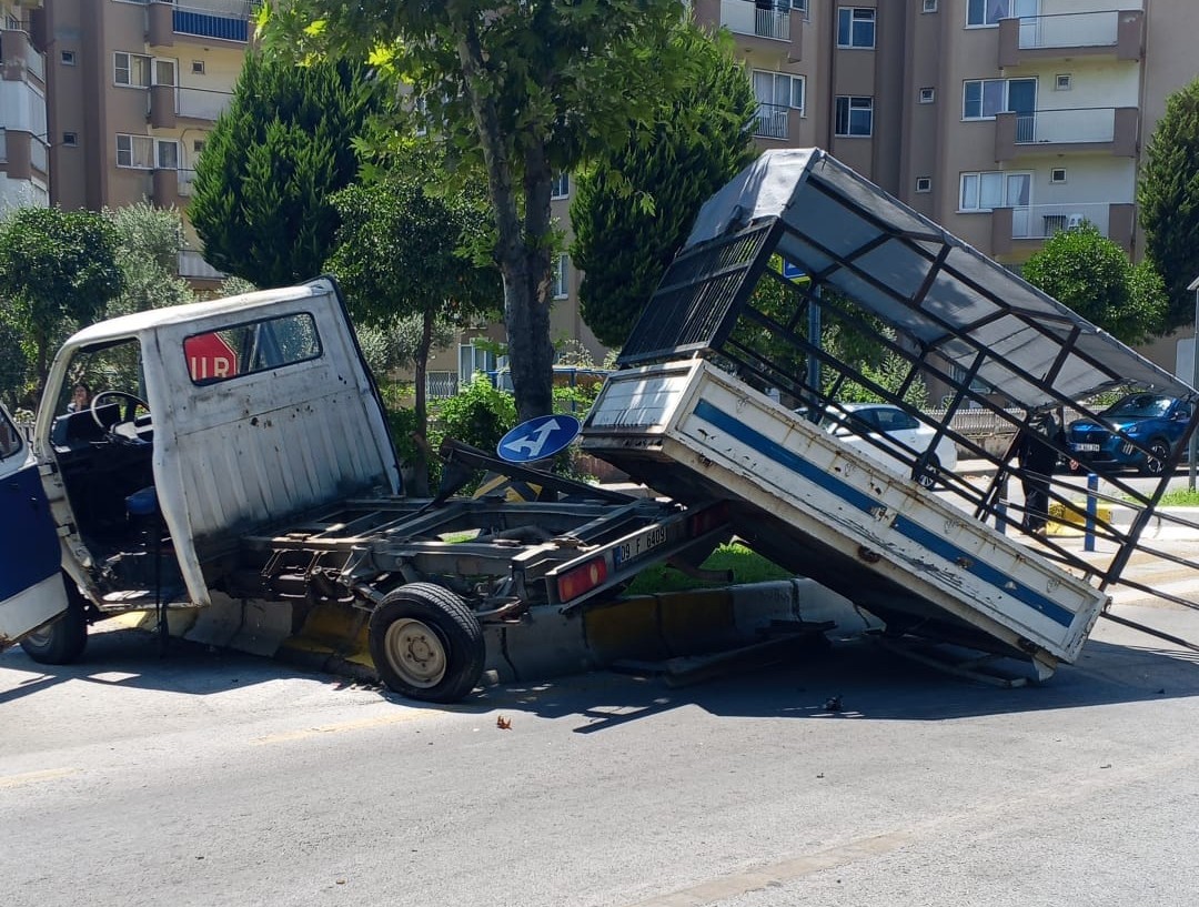 Efeler'de trafik kazası: Kamyonet refüje fırladı