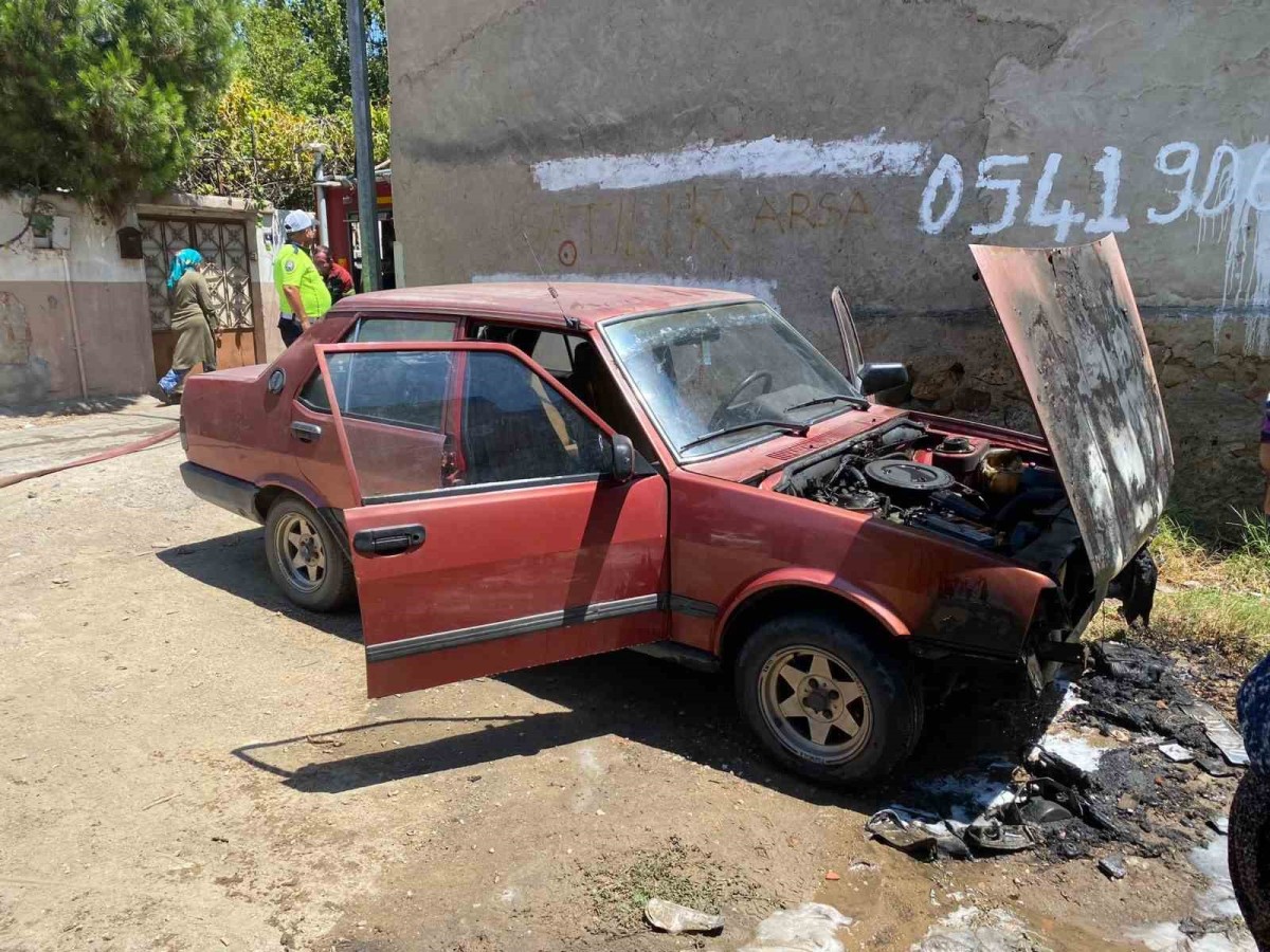 Nazilli'de park halindeki otomobil alevlere teslim oldu