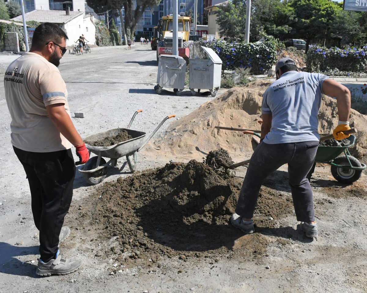 Kuşadası Belediyesi Karaova'da Asfalt Mesaisine Başladı