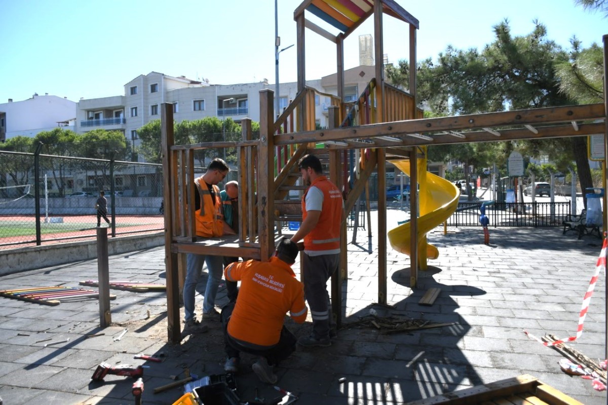 Kuşadası’nda Çocuk Parklarına Bakım