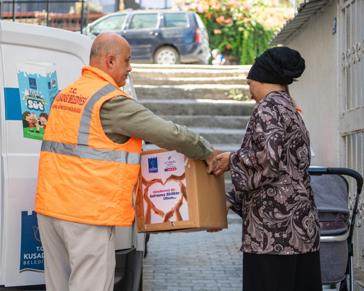 Kuşadası’nda Gıda Kolileri İhtiyaç Sahiplerinin Kapısına Ulaştırılıyor