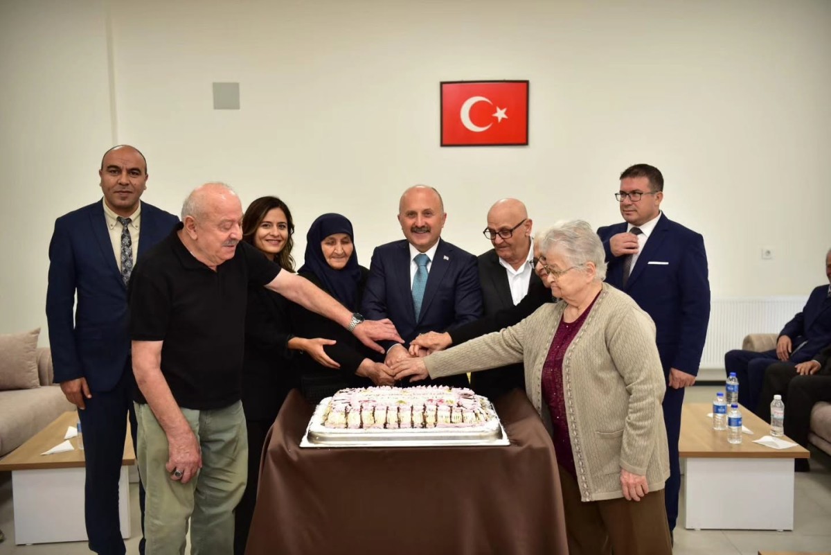VALİ VAROL’DAN DÜNYA YAŞLILAR GÜNÜ’NDE HUZUREVİ ZİYARETİ