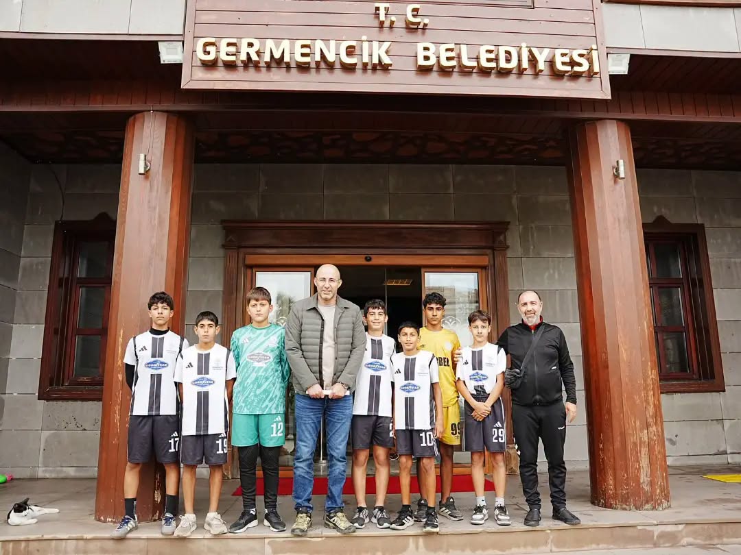 GERMENCİK BELEDİYESPOR’UN GENÇ FUTBOLCULARI MİLLİ TAKIM SEÇMELERİNE UĞURLANDI
