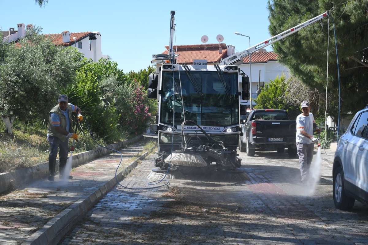 KUŞADASI'NDA TEMİZLİKTE YENİ DÖNEM: “KÜÇÜK DEV” BUCHER GÖREVE BAŞLADI 