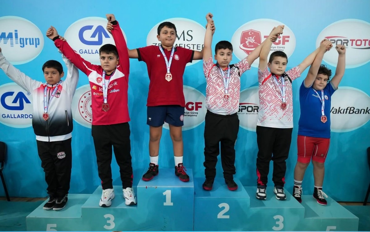 Kuşadalı minik güreşçiler Türkiye Şampiyonası'ndan madalyalarla döndü